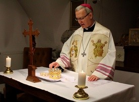 Bp Piotr Libera pobłogosławił odnowione korony 