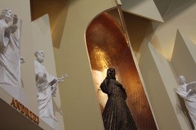 Figury apostołów autorstwa artysty rzeźbiarza Marka Zalewskiego stanęły wokół figury Chrystusa Miłosiernego, którą wykonał Gustaw Zemła