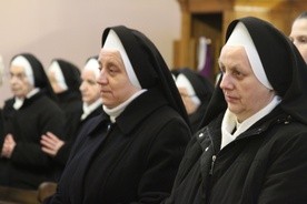 Siostry pasjonistki na modlitwie w rocznicę śmierci m. Józefy Hałacińskiej w płockiej kolegiacie