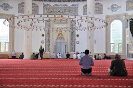 Francja w szoku: puste kościoły meczetami?