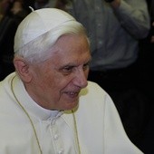 Abp Gänswein: Benedykt XVI modli się za Franciszka