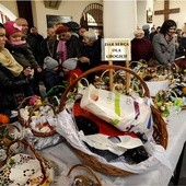 W pułtuskiej bazylice święceniu pokarmów towarzyszyła akcja pomocy dla potrzebujących