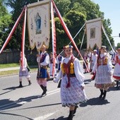 Barwana asysta procesyjna ciechanowskich parafii, szczególnie widoczna i podziwiana w uroczystość Bożego Ciała