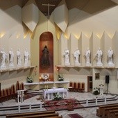 W kościele 12 apostołów
