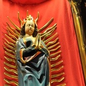 Figura Maryi w ołtarzu kościoła w parafii pw. św. Rocha w Janowie