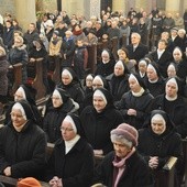 Siostry zakonne na modlitwie w płockiej katedrze