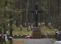 Prezydent Ukrainy uklęknął przed polskimi grobami w Bykowni