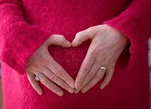 Trudne ciąże. Jak Kościół pomaga kobietom?
