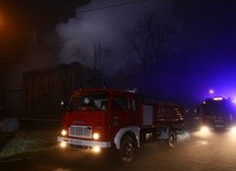 Katowice. Pożar pustostanu. Trzy osoby ucierpiały