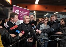 Nuncjusz w Warszawie zapewnił o bliskości i solidarności papieża z ofiarami