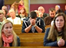Więcej Polaków chodzi na Msze, mniej się modli