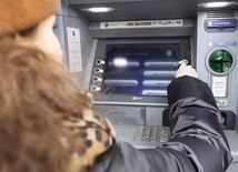 Przy bankomacie