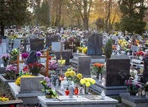 Nagrobki przejdą na własność cmentarzy