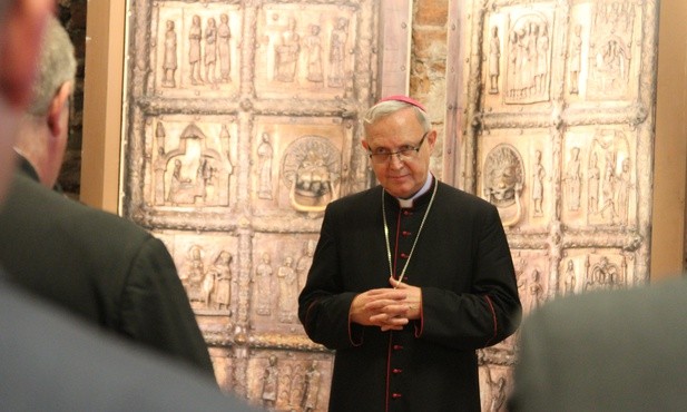 Biskup płocki idzie na pół roku do kamedułów