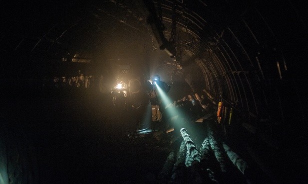 Dziewięciu górników uwięzionych w zalanej kopalni