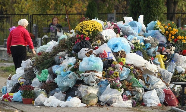 Z ustawą śmieciową rosną góry śmieci