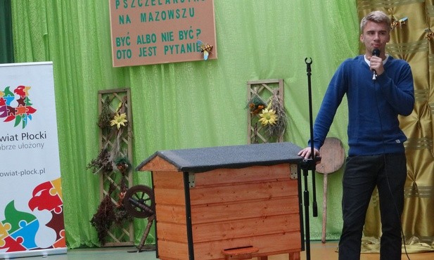 Początkujący pszczelarz Tomasz Krzemiński opowiada o swojej pasiece