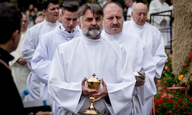 Tysiąc szafarzy Komunii św. na ogólnopolskiej w pielgrzymce na Święty Krzyż