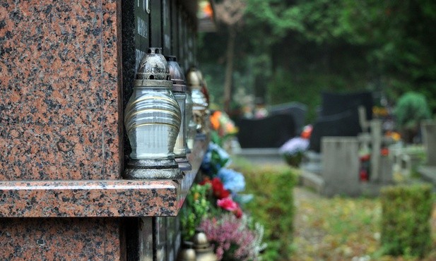 Bp Śmigiel: Kościół dopuszcza kremację, jeśli nie została wybrana z motywów przeciwnych wierze