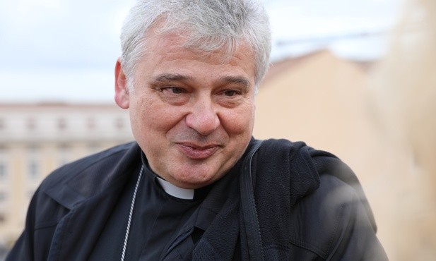 Kardynał Krajewski wczoraj opuścił klinikę Gemelli i powrócił do domu 