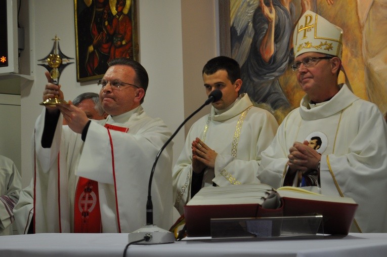 Ks. kapelan Krzysztof Błaszczak ukazał relikwie św. Jana Pawła II, które zostały ofiarowane przez bp. Piotra Liberę do kaplicy szpitalnej