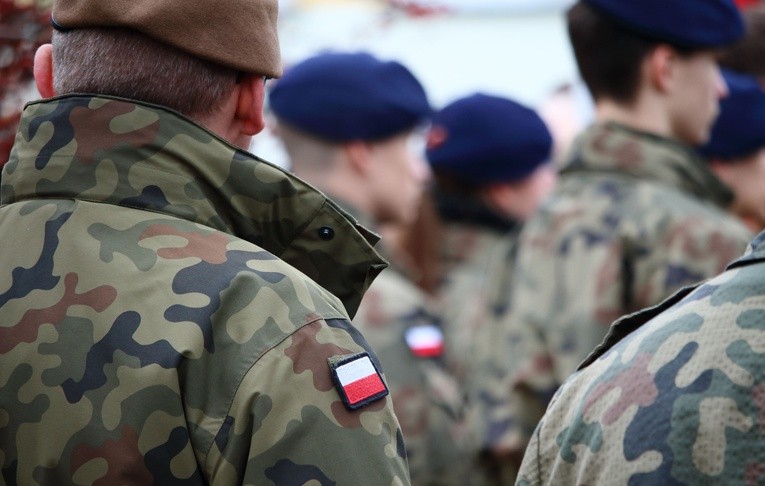 Dlaczego Polacy chcą iść do wojska? Strach czy patriotyzm? 