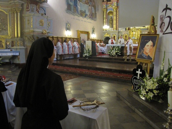 W czasie Mszy św. w przasnyskiej farze trzy siostry pasjonistki odnowiły śluby zakonne