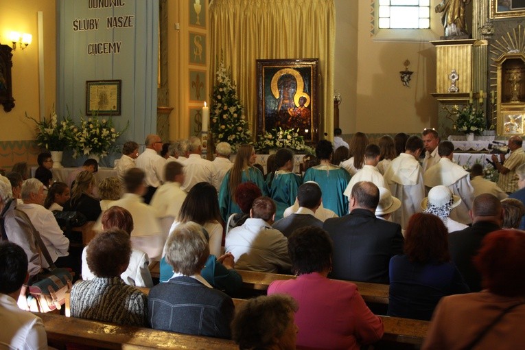 Tłumy wiernych w kościele, aby czuwać przed wizerunkiem Czarnej Madonny 
