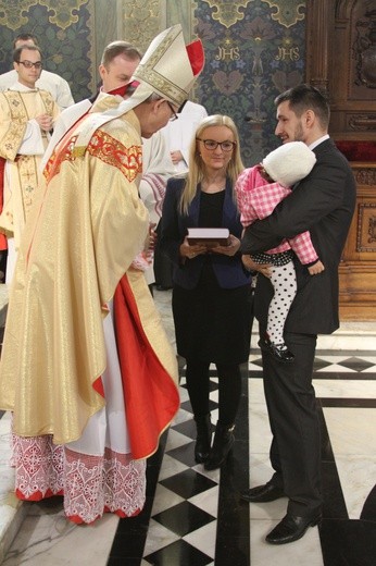 Bp Piotr Libera wręcza księgę synodalną wiernym świeckim podczas uroczystości zamknięcia 43. Synodu Diecezji Płockiej