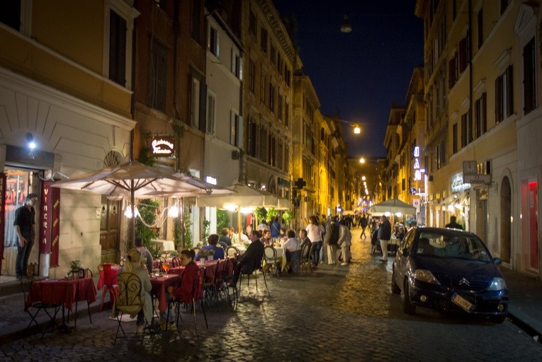 10 rzymskich restauracji zaprosiło ubogich na obiad