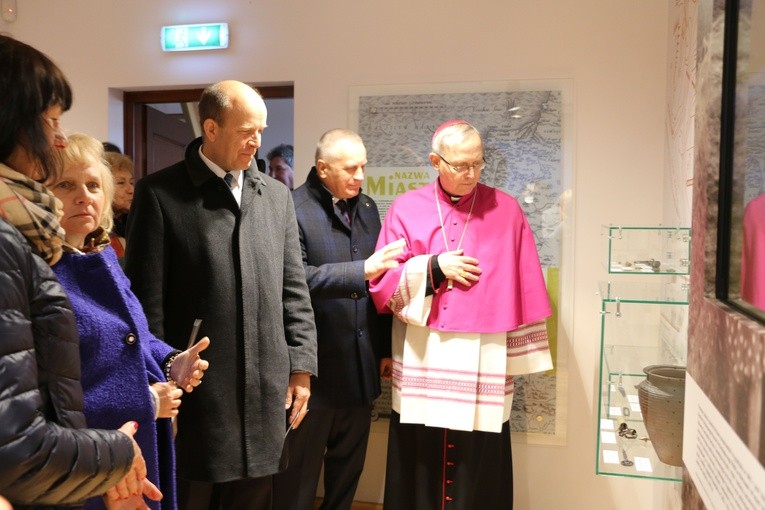 Jednymi z pierwszych zwiedzających byli: bp Piotr Libera oraz minister zdrowia Konstanty Radziwiłł
