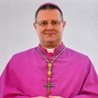 Bp Śmigiel: Franciszek odcina się od tryumfalnej wizji Kościoła 