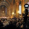 Trzy razy więcej Hiszpanów ogląda Msze św. w telewzji