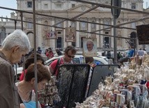 W sklepach koło Watykanu skonfiskowano 700 tys. dewocjonaliów i pamiątek