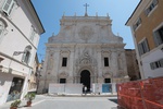Włochy Tolentino 23 06 2025
Bazylika San Nicola Świętego Mikołaja. Nad wejściem  płaskorzeźba Madonna z Dzieciątkiem, po jej prawej stronie stoi św. Augustyn, a po lewej – patron bazyliki, Mikołaj z Tolentino, pierwszy augustiański święty
FOTO:HENRYK PRZONDZIONO /FOTO GOŚĆ
