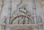 Włochy Tolentino 23 06 2025
Bazylika San Nicola Świętego Mikołaja.. Nad  wejściem płaskorzeźba Madonna z Dzieciątkiem, po jej prawej stronie stoi św. Augustyn, a po lewej – patron bazyliki, Mikołaj z Tolentino, pierwszy augustiański święty
FOTO:HENRYK PRZONDZIONO /FOTO GOŚĆ