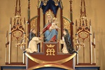 Łańcut 23 04 2026
Kościół farny pw. Św. Stanisława Biskupa
Sanktuarium Matki Bożej Szkaplerznej
Zwieńczenie ołtarza głównego - rzeźbiarska grupa różańcowa - Matka Boża trzymająca Dzieciątko na jej lewym kolanie po bokach klęczą święty Dominik i święta Katarzyna Sieneńska.
FOTO:HENRYK PRZONDZIONO /FOTO GOŚĆ