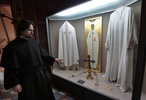 Włochy Tolentino 23 06 2025
Bazylika Świętego Mikołaja, San Nicola w Tolentino. Wnętrze kościoła. Kaplica Świętych Ramion (Cappella delle Sante Braccia) została zbudowana dla przechowywania relikwii ramion św. Mikołaja, oddzielonych od ciała w XIV wieku. W gablocie wystawiono relikwie świętego Mikołaja. Brat Daniel oprowadza pielgrzymów.
FOTO:HENRYK PRZONDZIONO /FOTO GOŚĆ