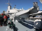 Gdynia 10 05 2023ORP Błyskawica zielony model torpedy i szara wyrzutnia torped FOTO:HENRYK PRZONDZIONO /FOTO GOŚĆ
