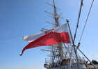 Gdynia 10 05 2023bandera na ORP Błyskawica w oddali widoczny Dar Pomorza okręt muzeumFOTO:HENRYK PRZONDZIONO /FOTO GOŚĆ