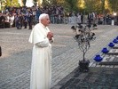 Papież Benedykt XVI podczas modlitwy pod Międzynarodowym Pomnikiem Ofiar Obozu Auschwitz Birkenau, 19.06.2006 r. Oświęcim