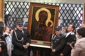 Ikonę Janogórskie wnieśli do kościoła strażacy ochotnicy