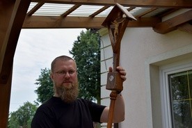 Ojciec Grzegorz Filipiuk OFMCap trzyma krzyż z relikwiami bł. o. Honorata.