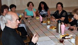 Ks. Bogdan Czupryn na spotkaniu w płońskim Klubie Inteligencji Katolickiej