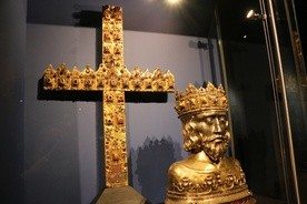 Na wystawie na Zamku Królewskim na Wawelu, obok krzyża z diademów - pochodzącego ze skarbca katedry wawelskiej, można zobaczyć bezcenny zabytek z Płocka - relikwiarz św. Zygmunta.
