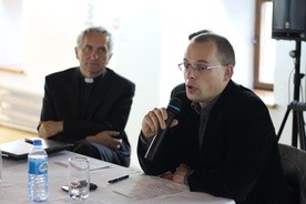 Dr. Bartłomiej Noszczak z IPN i ks. dr. Dariusz Majewski, dyrektor Archiwum Diecezjalnego w Płocku, podczas konferencji w Archiwum Państwowym w Płocku