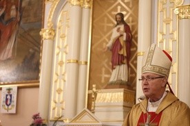 Apel o poszanowanie niedzieli jako dnia Pańskiego wygłosił bp Piotr Libera w czasie uroczystego poświęcenia odnowionego kościoła pw. św. Wawrzyńca w Mławie