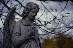 Profanacja katolickiego cmentarza
