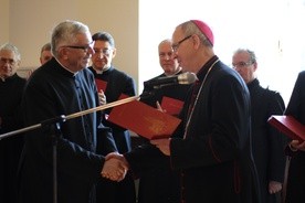 Ks. Marek Zacieski, proboszcz w Rogowie, odbiera nominację kanonicką z rąk biskupa płockiego