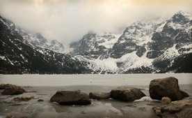 Spektakularny obryw skalny w Tatrach w rejonie Morskiego Oka 